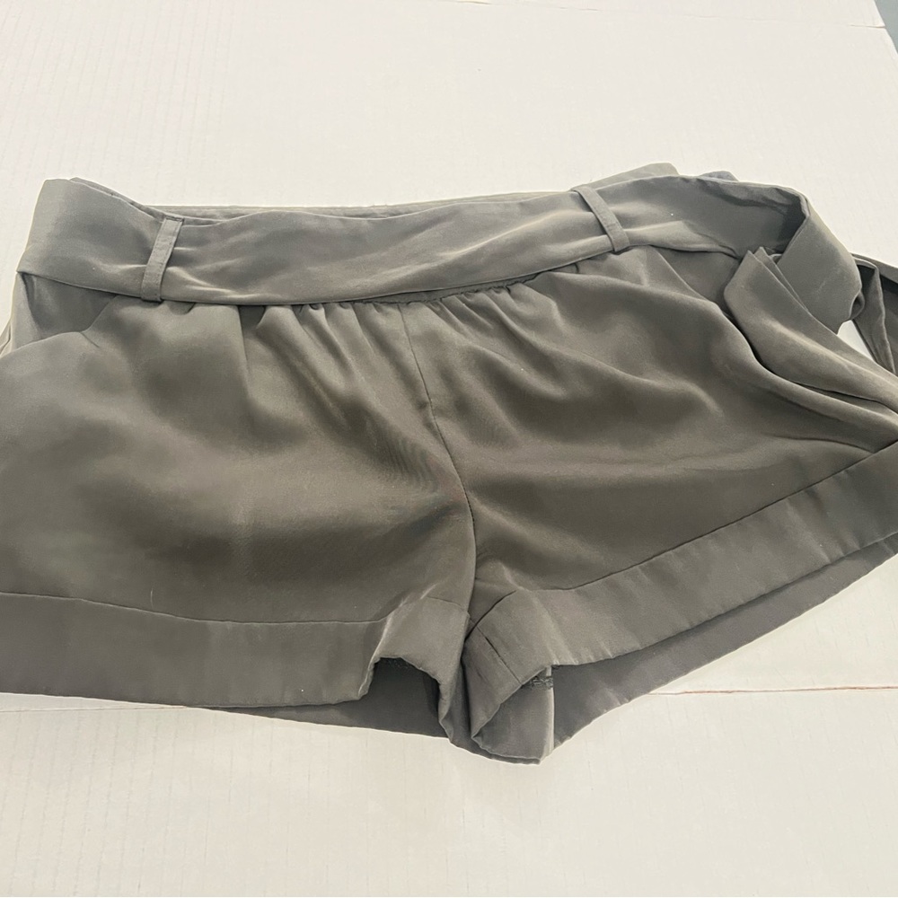 Gently Used Express olive dress shorts in size 2